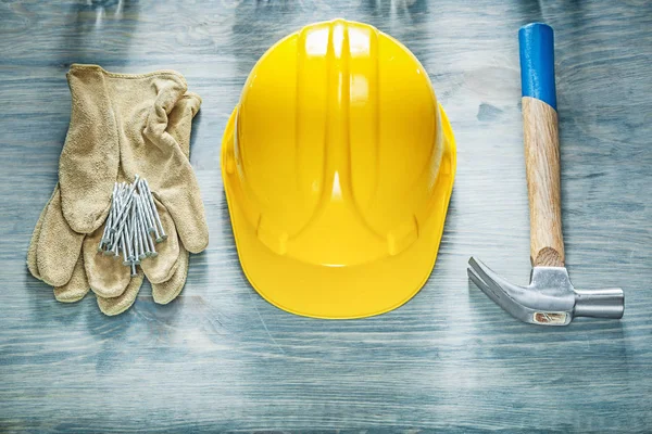 Kask koruyucu eldiven pençe çekiç çivi wo üzerinde inşaat set