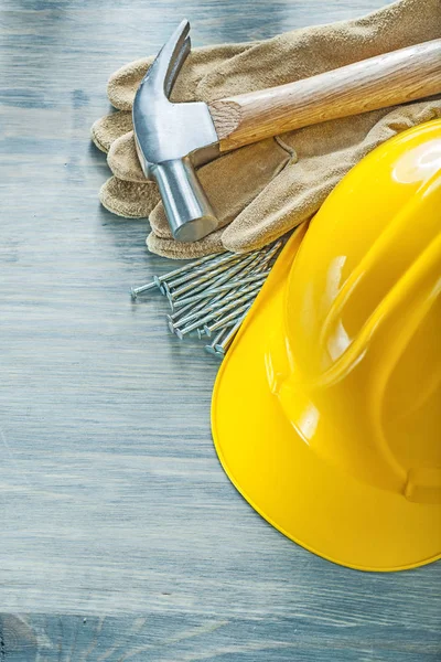 Veiligheid van lederen handschoenen claw hammer nagels gebouw helm construc — Stockfoto