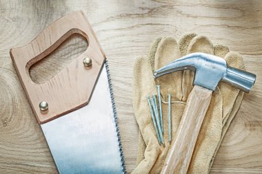 Pençe çekiç deri koruyucu eldiven el testeresi üzerinde ahşap bo çivi