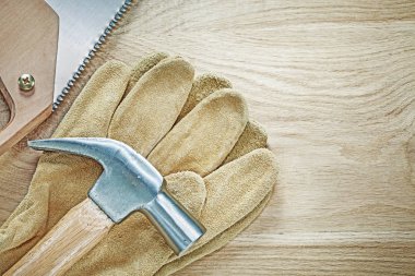 Ahşap tahta üzerinde paslanmaz el testeresi pençe çekiç koruyucu eldiven 