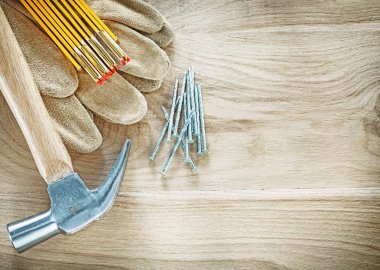 Koruyucu eldiven ahşap metre ahşap tahta kopya s üzerinde çivi çekiç