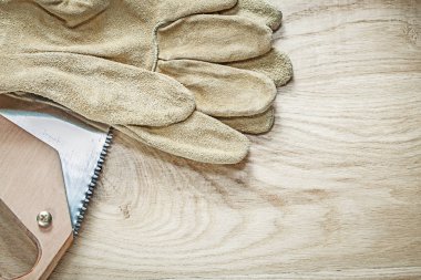 Demir testeresi ahşap tahta eksilerini üzerinde çift deri Emanet eldiven keskin