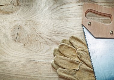 Emanet eldiven demir testeresi ahşap tahta inşaat kavramı