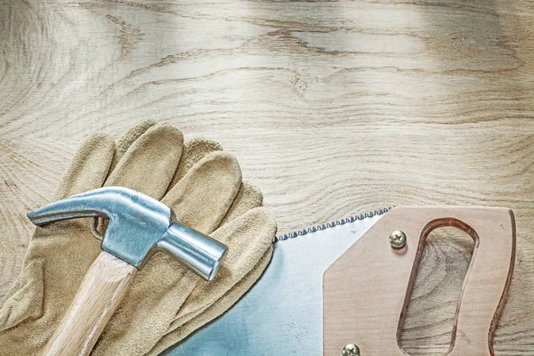 Klauenhammer Leder Schutzhandschuhe Edelstahl Handsäge auf Holz — Stockfoto