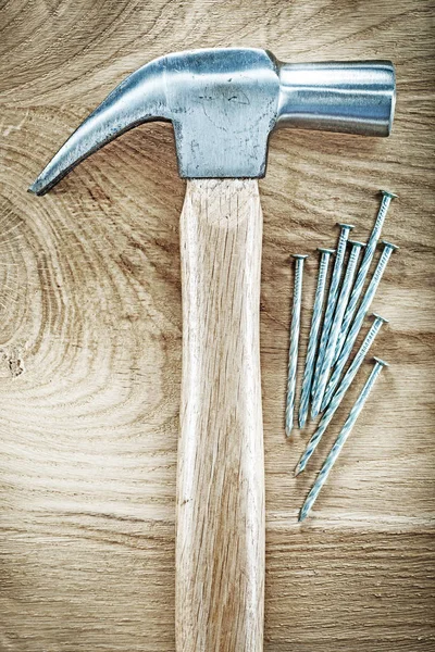 Claw hammer metal nails on wooden board building concept — Stock Photo, Image