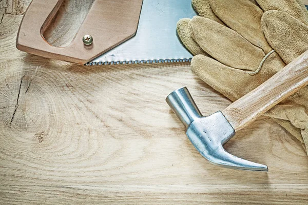 Garra martelo luvas de segurança serra de aço inoxidável em contras bordo de madeira — Fotografia de Stock
