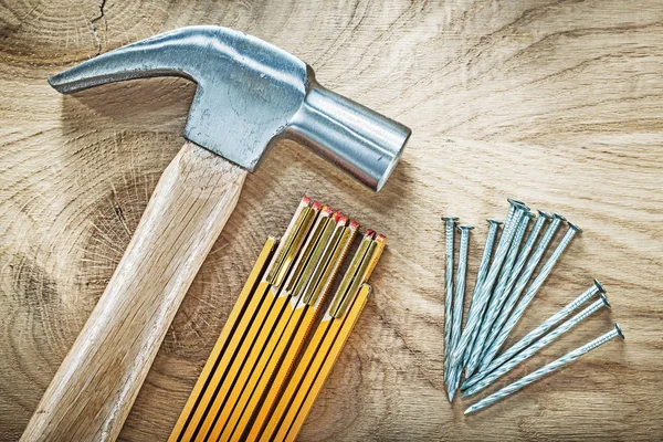 Klo hammare trä mätaren metall naglar på träskiva bygga conc — Stockfoto