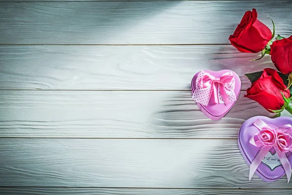 Scatole regalo in metallo a forma di cuore rose rosse durante le vacanze in legno — Foto Stock