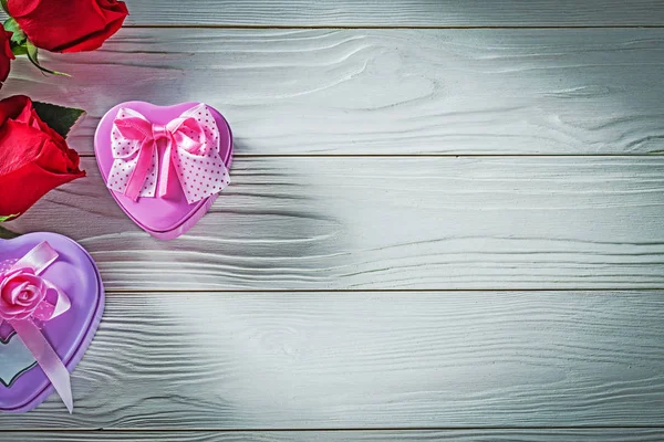 Подарункові коробки у формі серця з металу червоні троянди на дерев'яній дошці — стокове фото