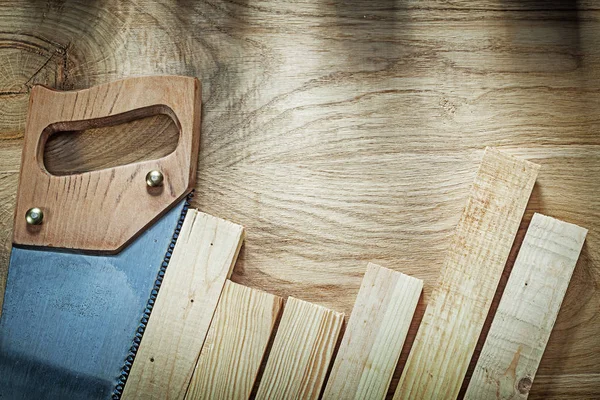Composizione di assi di legno di seghetto inox su tavola di legno con — Foto Stock