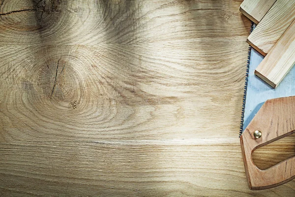 Tavole di legno taglienti sega a mano sul concetto di costruzione del bordo di legno — Foto Stock