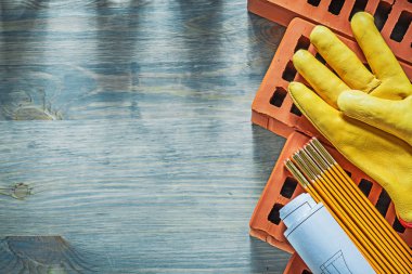 Üzerinde koruyucu eldiven kırmızı tuğla ahşap metre inşaat planları 