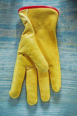 Ahşap tahta inşaat kavramı üzerinde deri koruyucu eldiven