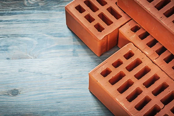 Assortiment van rode bakstenen op houten plank bouwconcept — Stockfoto