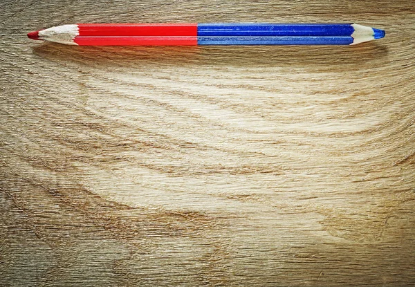 Blauer und roter Bleistift auf Holztafel kopieren Raumkonstruktion concep — Stockfoto