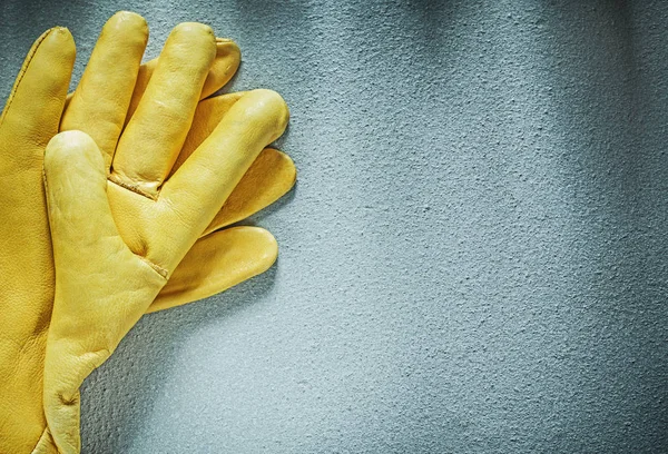 Skórzane rękawice ochronne na beton budowlanych powierzchni koncer — Zdjęcie stockowe