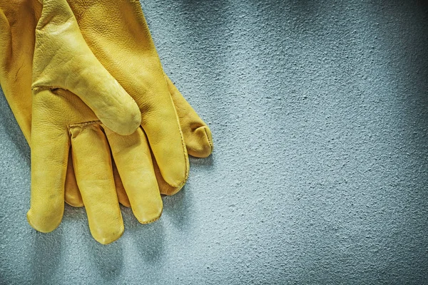 Guantes de cuero sobre fondo concreto copia espacio construcción co —  Fotos de Stock