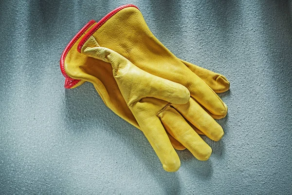 Guantes de trabajo de cuero sobre hormigón cono de construcción de fondo — Foto de Stock