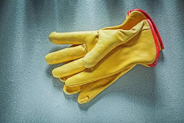 Skórzane rękawice ochronne na betonowe podłoże budowlane praktyczno — Zdjęcie stockowe