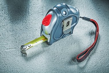 Beton yüzey inşaat kavramı üzerinde ölçüm bandı