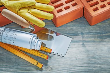 Kırmızı tuğla eldiven planları ahşap metre palet plaste çalışma