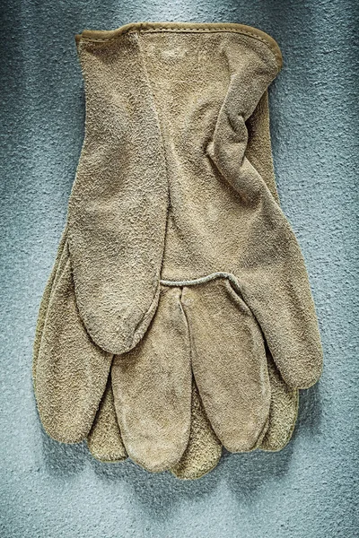 Par de guantes de seguridad de cuero en la superficie de hormigón vista superior const — Foto de Stock