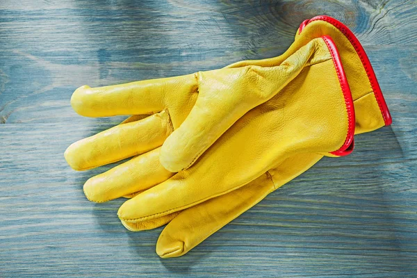 Пара рабочих перчаток на деревянной доске — стоковое фото