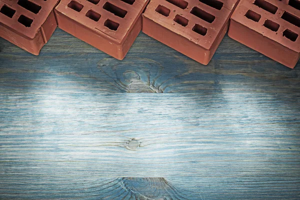 Комплект строительных кирпичей на деревянной доске — стоковое фото