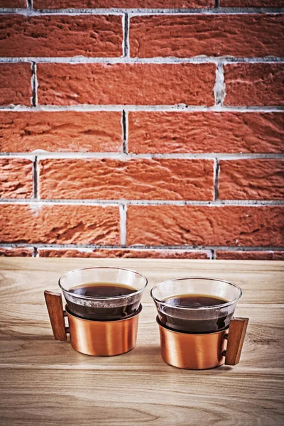 Vue verticale deux tasses vintage en cuivre avec café sur la table — Photo