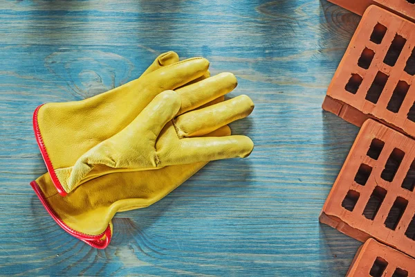 Ahşap tahta inşaat kavramı kırmızı tuğla Emanet eldiven