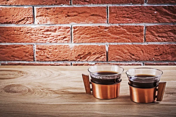 Dos tazas de cobre vintage con café en la mesa — Foto de Stock