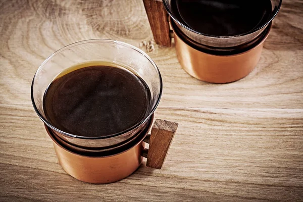 Vue très rapprochée sur les tasses à café vintage en cuivre panneau de bois — Photo