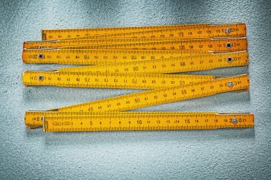 Ahşap ölçerde sarı: beton yüzey inşaat kavramı