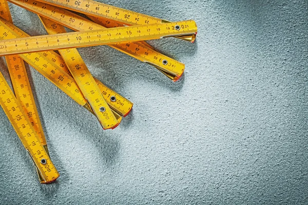 Contatore di legno su sfondo di cemento costruzione vista dall'alto concep — Foto Stock