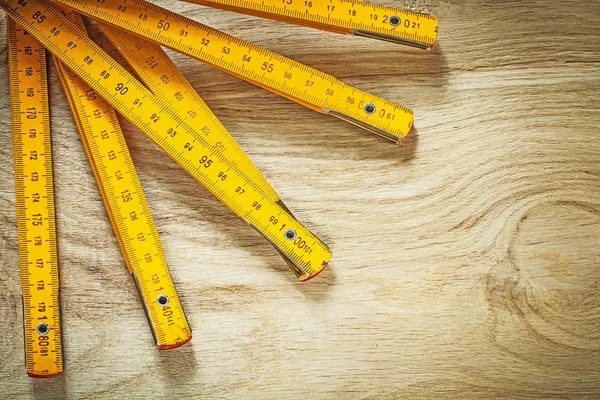 Contatore di legno su tavola di legno direttamente sopra il concetto di costruzione — Foto Stock