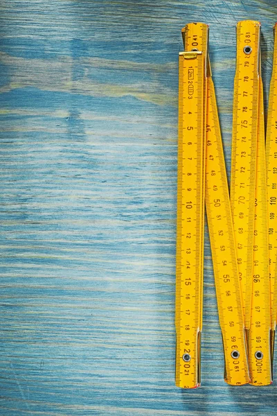 Gele houten meter op vintage hout oppervlak bouwconcept — Stockfoto