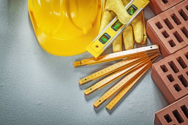 Kask Emanet eldiven ahşap bina inşaat seviyesi kırmızı tuğla