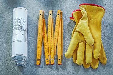 Con üzerinde ahşap metre deri koruyucu eldiven inşaat planları