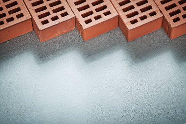 Beton yüzey inşaat kavramı üzerinde turuncu tuğla