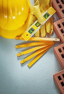 Kask koruyucu eldiven bina inşaat seviyesi kırmızı tuğla 