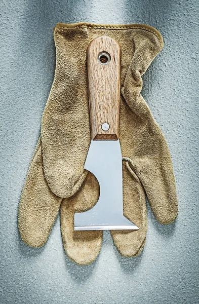Шпаклевка защитных перчаток из кожи лопатки на бетонной плите — стоковое фото