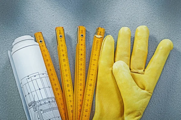 Üzerinde ahşap metre kompozisyon eldiven inşaat çalışma planları — Stok fotoğraf