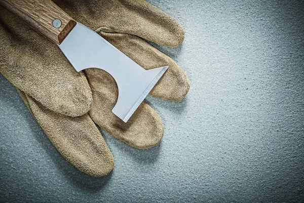 Bouw spatel lederen beschermende handschoenen aan concrete backg — Stockfoto