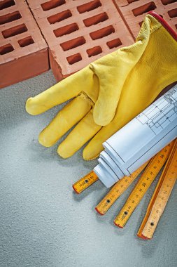 Kırmızı tuğla Emanet eldiven inşaat ahşap metre konsantrasyon üzerinde planları.