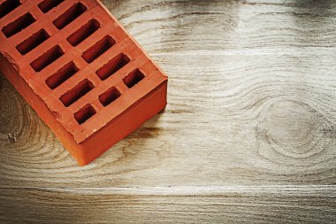 Bina Tuğla ahşap tahta inşaat kavramı üzerinde turuncu