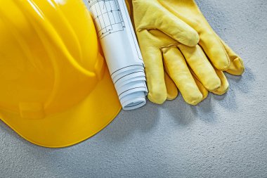 Çizimler concre üzerinde mühendislik inşaat kask koruyucu eldivenler