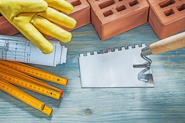 Kırmızı tuğla eldiven inşaat çizimleri ahşap metre pal çalışma