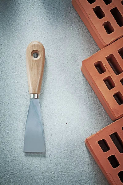 Paleta de enlucido de ladrillo rojo sobre hormigón cono de edificio de fondo — Foto de Stock