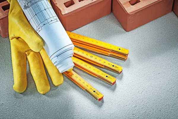 Красный кирпич защитные перчатки планы строительства деревянный метр на — стоковое фото