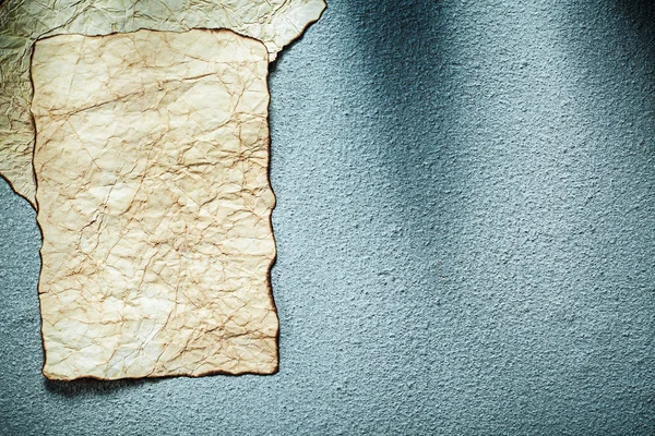 Folhas de papel envelhecidas no espaço de cópia de fundo cinza — Fotografia de Stock